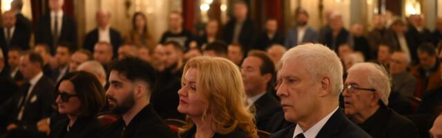 OVA PLAVUŠA JE SESTRA DUŠKA VUJOŠEVIĆA: Sedi tik do bivšeg predsednika, tuga se vidi na licu, BORIS TADIĆ PLAČE