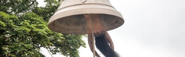 Golu ženu naglavačke zakačili na zvono: Spremni na sve zbog umetnosti i malo pažnje (FOTO)