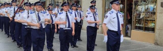 SVEČANOST U PRISUSTVU KONJANIKA I ORKESTRA: Defile povodom Dana MUP i policije oduševio Beograđane (FOTO, VIDEO)