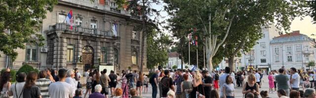 Skup ispred Gradske kuće u Nišu, studenti postavili video-bim i prate izborne rezultate