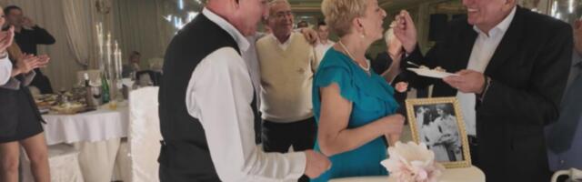 VLASTIMIR JE SVAKOG DANA IŠAO DO GOVORNICE DA POZOVE SVOJU NEVENKU: A sad slave pola veka braka! I kad padne kiša, i kad me stisnu sati posla, ja zovem! (FOTO)