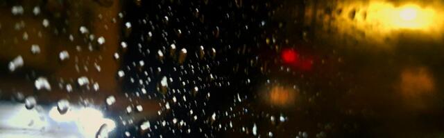 Vozačima se zbog kiše, susnežice i moguće poledice savetuje oprezna vožnja