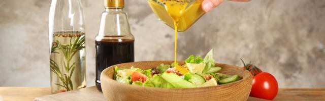 Pravi se u jednom koraku, a daje bogat ukus svakoj salati: Recept za jednostavan preliv od sušenog paradajza