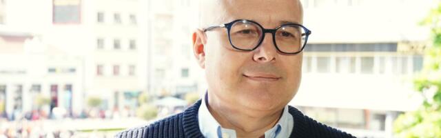 Vučević uneo badnjak u prostorije SNS: Bilo mnogo izazova,ali država će biti sačuvana