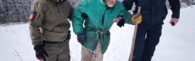 DANIMA BIO BEZ HRANE, TERAPIJE I OGREVA! Policajci spasili deku (82) iz zavejanog sela kod Majdanpeka! (FOTO)