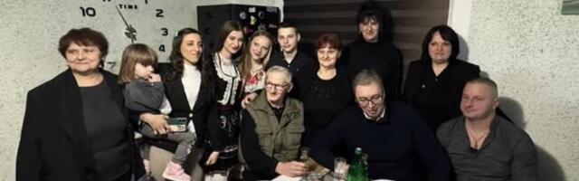 VUČIĆ KOD PORODICE KUMBRIJANOVIĆ: Uručio sam potvrde za četiri objekta za koje su podneli zahtev za upis u katastar u okviru inicijative Svoj na svome