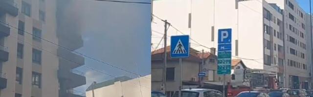 POŽAR PLANUO U ZGRADI U NIŠU! Gusti crni dim prekrio naselje, 10 vatrogasaca sa četiri vozila gasilo buktinju (VIDEO)