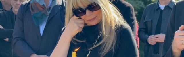 SUZANA SE NAČISTO SLOMILA NA POMENU SAŠI POPOVIĆU: Jednom rukom drži sveću, drugom briše suze - Potresni prizori sa groblja