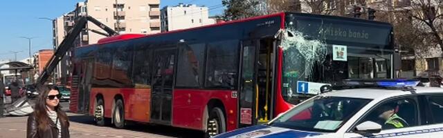 VIDEO: Autobus udario u stajalište u Nišu, dve osobe povređene