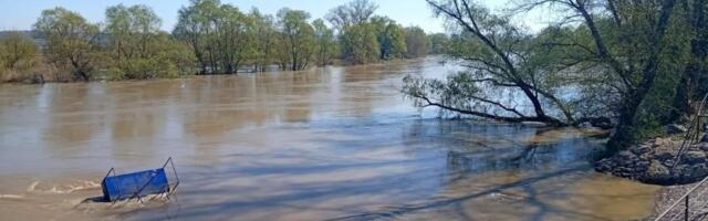 Sekunde su ga delile od smrti: Jagodinski vatrogasci izbavili čoveka iz Velike Morave