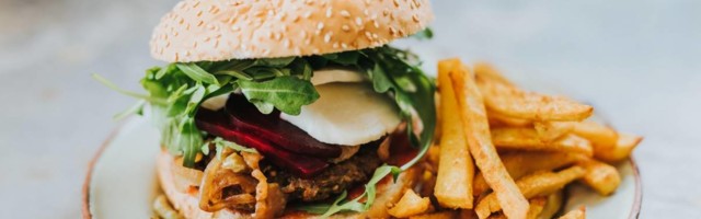Znamo kako da vam se ne raspadne vege burger prilikom pečenja