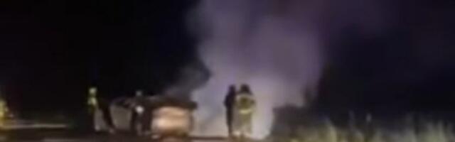 POTRESNI PRIZORI NA MESTU JEZIVOG SUDARA KOD MELENACA U KOME JE NASTARDALO TROJE LJUDI! Vatrogasci satima uklanjali smrskana vozila!