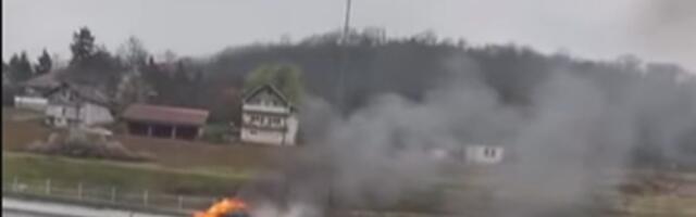Kao BUKTINJA: Izgoreo automobil na auto-putu kod naplatne rampe Vrčin (VIDEO)