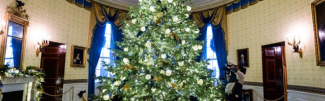 Прва дама се вратила класици: Божићна декорација Беле куће без контроверзи