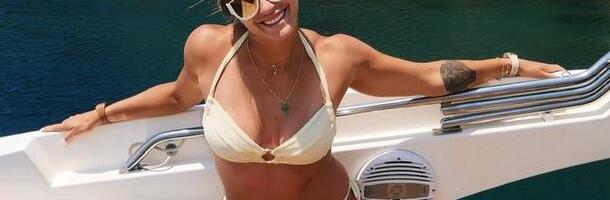 ARINA SABALENKA PONOVO MAMI UZDAHE: Opet je pokazala obline u bikiniju!