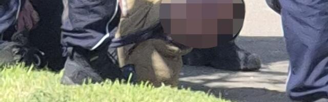 PRVE SLIKE SA MESTA KRVAVOG OBRAČUNA U OBRENOVCU: Napadač opkoljen, leži na betonu sa LISICAMA na rukama!