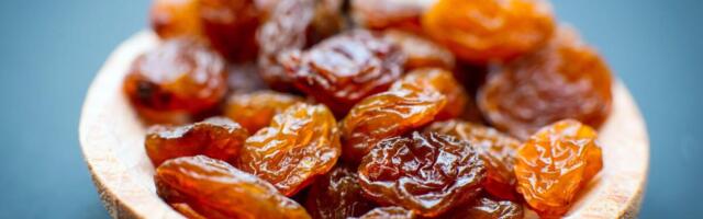 Najukusniji kolač sa suvim grožđem gotov očas posla: Obogatite prazničnu trpezu ovom poslasticom, uspeva svima