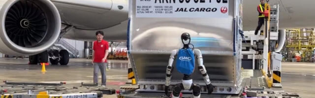 Futurističke scene u Japanu: Humanoidni roboti tovare prtljag zajedno sa radnicima