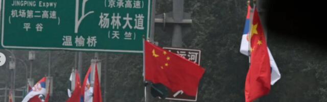 Peking u srpskim bojama! Zastave Srbije i Kine svuda po ulicama zbog Vučićeve posete (FOTO)