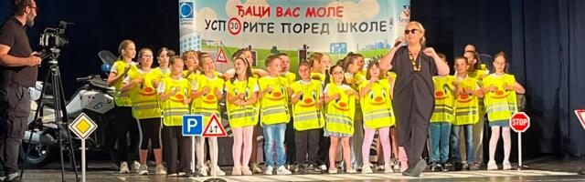 DECA IZ MLADENOVCA NAUČILA PRAVILA BEZBEDNOSTI U SAOBRAĆAJU: Završena akcija "Đaci vas mole, usporite pored škole" (FOTO)