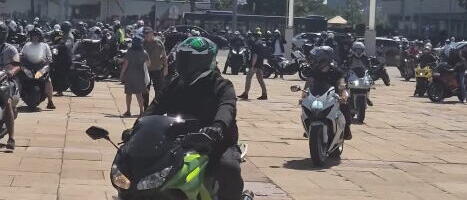 BAJKERI IZ VOJVODINE STIGLI U BEOGRAD! Motoraše iz NS predvodio lider SNS Miloš Vučević, među motoristima i gradonačelnik Žarko Mićin (VIDEO)