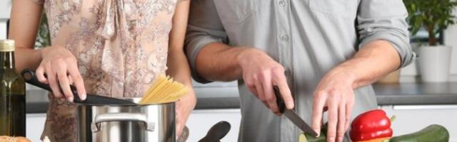 Lora spremala večeru, PA MUŽU ZARILA NOŽ U GRUDI! Oboje na saslušanju tvrdili istu BIZARNU STVAR!