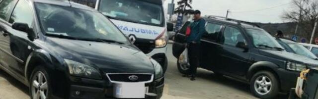 Mladić sa kapuljačom uništava skupe automobile! Stanovnici Novog Pazara jure vandala