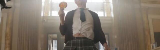 GENERACIJE SRBA SU VOLELE OVE FILMOVE, A SAD DOBIJAJU NASTAVAK! Lijam Nison u suknjici i roze vešu kao sin detektiva iz "Golog pištolja" (VIDEO)