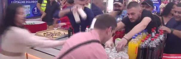 OBRUKALI SE ZA VASKRS! Učesnici "Elite" se otimaju za hranu i piće, ove scene će vas zgroziti (VIDEO)