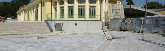 Završni radovi na uređenju platoa ispred zelene pijace Centar (FOTO)