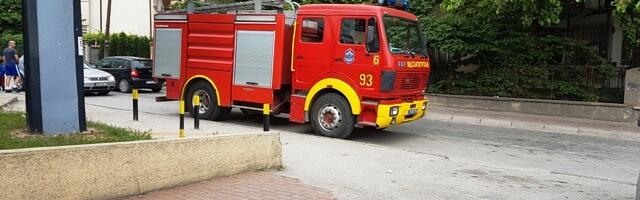 Izgoreo automobil kod Vranja, požar zahvatio njivu