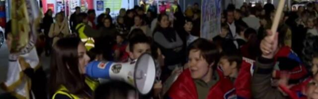 Studenti iz Vršca koji pešače u NS stigli u Plandište