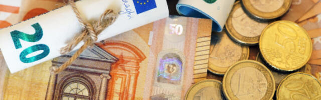 Курс динара за евро данас 117,4123, за долар 100,4468