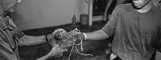 ODRASTAO U DŽUNGLI, U KUĆICI OD KOKOSA - PA ZARADIO POLA MILIJARDE DOLARA! Sa 15 godina se ukrcao na brod i uplovio u nemilosrdni svet borbe! Neverovatna priča!