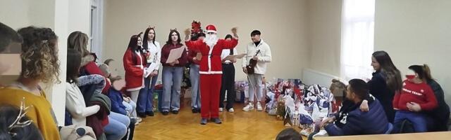 Podeljeni novogodišnji paketići deci sa smetnjama u razvoju