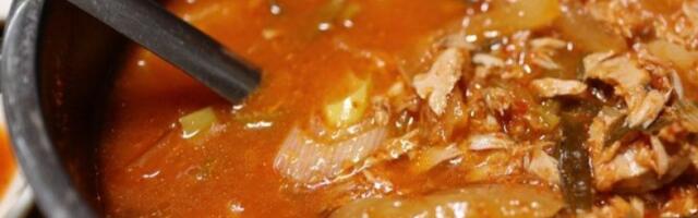 Grčko posno jelo koje osvaja ukusom: Boranija sa krompirom u paradajz sosu bez kapi ulja