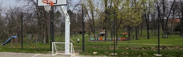 Postavljena ograda, koševi i mali golovi na terenu u Eko parku Ilina voda (FOTO)