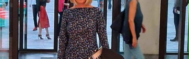 Anđelka Žugić na premijeri predstave u haljini sa prorezom do kuka: U ruci "Ksanaks" torba od 300 evra