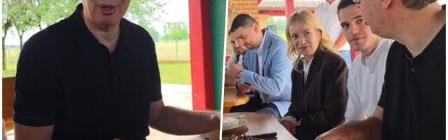 "U CRNOJ GORI BILA SAMO "EVROPSKA" HRANA" Vučić se vratio u Srbiju i narezao kulen, kobasicu i slaninu: Ovde svega ima, pa onda nastavljamo da radimo (VIDEO)