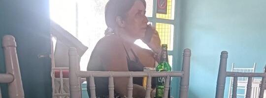 Pijana blokaderka iz Šapca širila laži o zvučnom topu! Kukala na tajkunskim medijima, a onda se uhvatila za flašu (VIDEO)