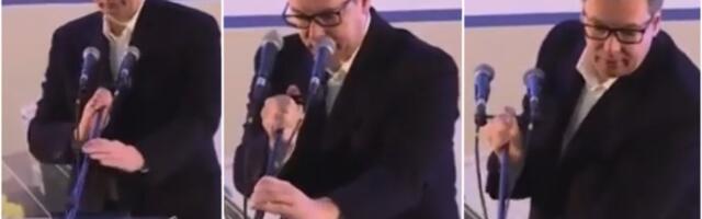 Vučić šamarao mikrofone (VIDEO)