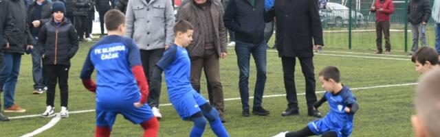 Otvoren teren sa veštačkom travom u kompleksu igrališta FK Sloboda