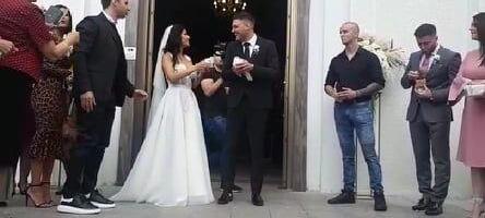 "TO JE CRNA RUPA U GLAVI" Pevač se svoje svadbe ne seća: Dan posle pitao sam ženu zašto nije bilo šampanjaca... Njen odgovor će vas namsejati