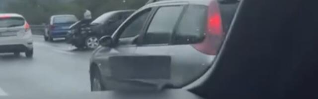 Teška saobraćajna nesreća kod Ikee: Automobil POTPUNO slupan, stvaraju se kolone! (VIDEO)