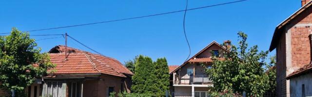 Kamion pokidao kablove u Medoševcu, deo sela bez struje i kablovske