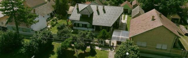 DANAS ŽIVI U PALATI, A ODRASLA JE U SKROMNOM DOMU NA ŽABLJAKU: Ovo je bila kuća najbogatije Srpkinje (FOTO)