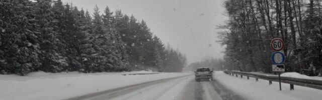 Sneg, odroni i poledica prete vozačima: Na jednom graničnom prelazu čeka se čak 6 sati, budite strpljivi