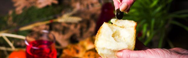 Pronašli ste novčić u česnici? Evo šta narodna tradicija nalaže da uradite sa njim i zašto