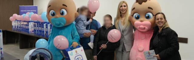 OPŠTINA NOVI BEOGRAD DARIVALA 200 BEBA: Paketi dobrodošlice za još 200 novorođenčadi