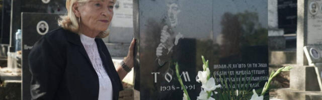 OVE SCENE UDOVICE I ĆERKE POKOJNOG TOME ZDRAVKOVIĆA ĆE VAM NATERATI SUZE NA OČI: Cela sala plakala zbog uspomena! (FOTO)